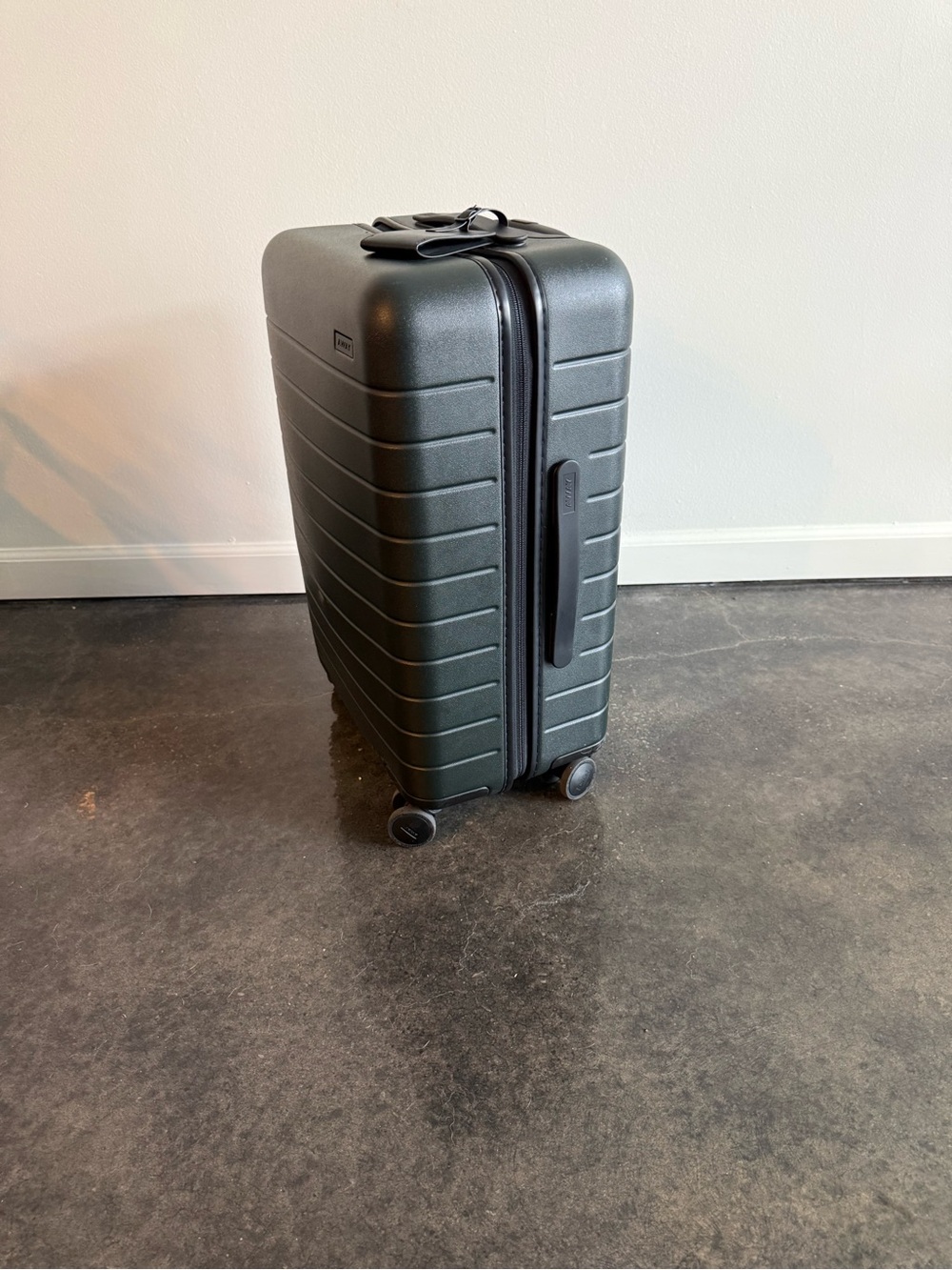 Away Expandable Hardshell Carry-On – Charcoal Black
